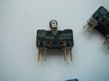 Lącznik miniaturowy z rolką typ 83133-54ER 7,5 krańcówka 2,5A AC 250V (1)
